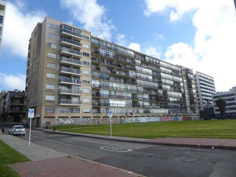 Here, about half a mile west of Mercosur, is the oddly named Rome, Portofino and Nervi Building, from 1954. It may be ugly but it's signific