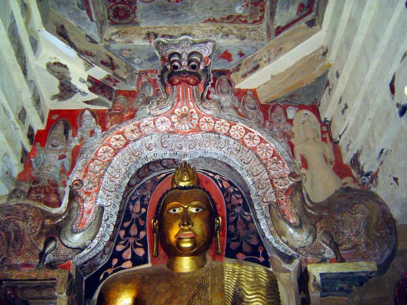 The central image, similar to the one at Lankatilaka.