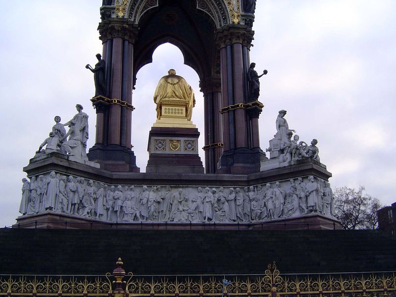 The larger figures above the frieze personify Commerce on the left, by T. Thorneycroft, and Engineering on the right, by J. Lawlor. Below: a
