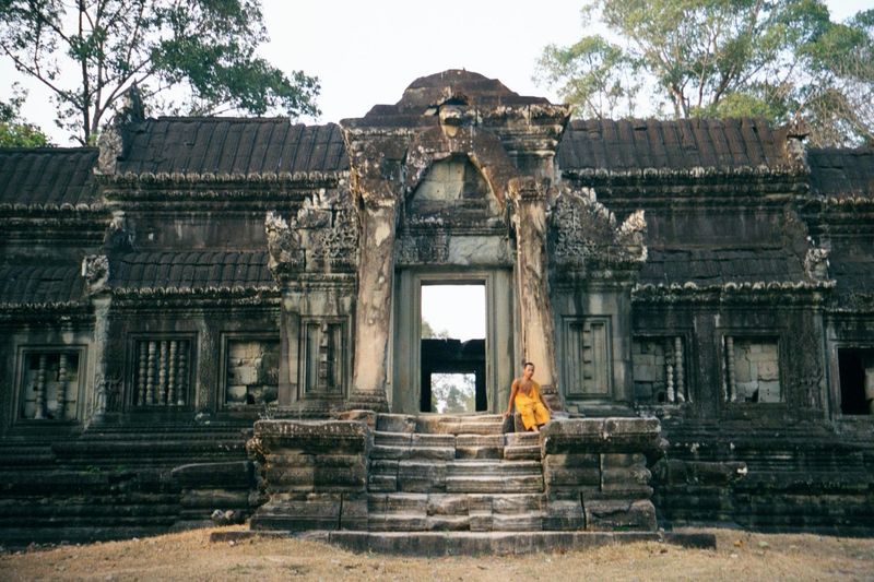 A few steps closer: the temple lies straight ahead a few hundred yards. The sandstone of the gate is one of the typical materials used at An