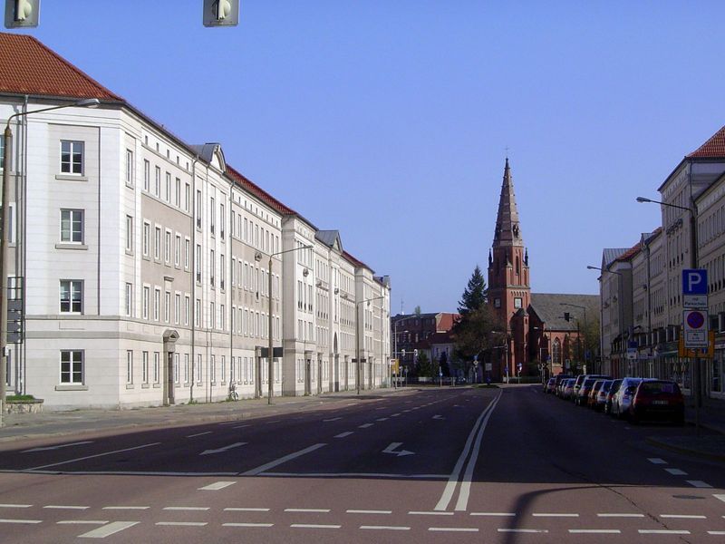 As for Dessau itself, the center was rebuilt after the war. Most of the core was rebuilt along very traditional designs, like this block of 