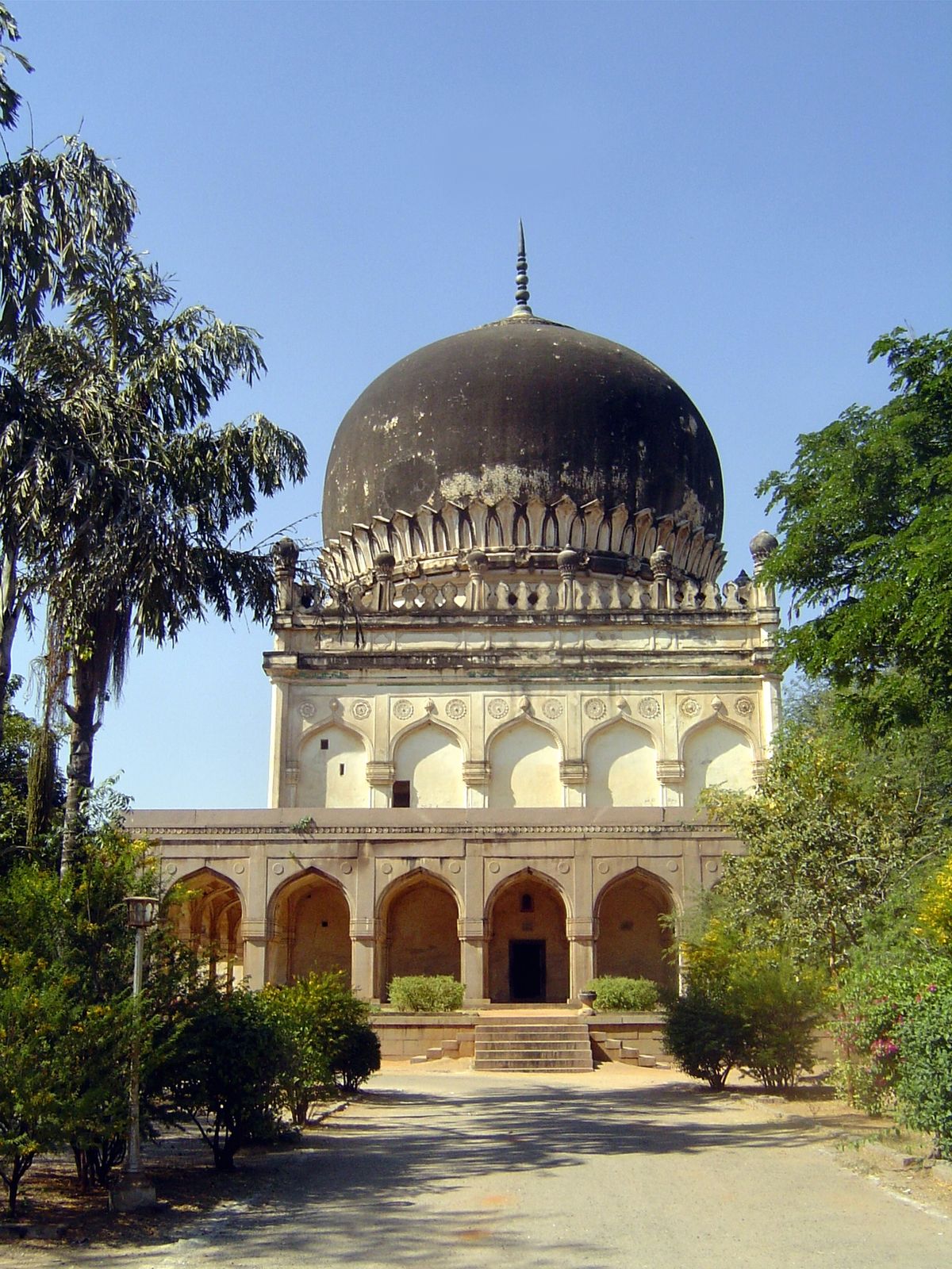 Abdullah Qutb Shah VI was the son of Sultan Muhammad and began his reign in 1626 at the age of 12. He ruled forever, until 1672. His tomb is