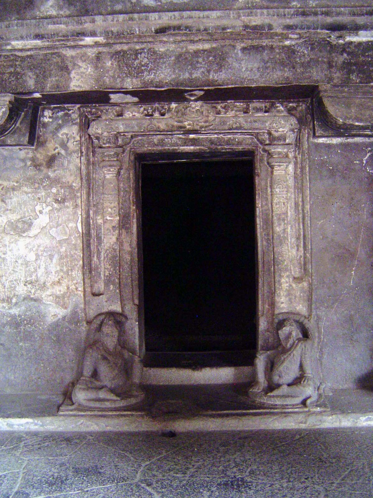 Approaching the sanctum, on the second level; Nandi is behind the camera.