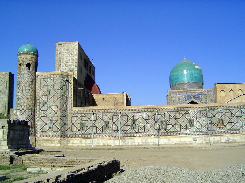 We've come off to the side of the Tillya-Kari mosque. Its domes—not only the main one on the right but the side ones on the main facade—are 