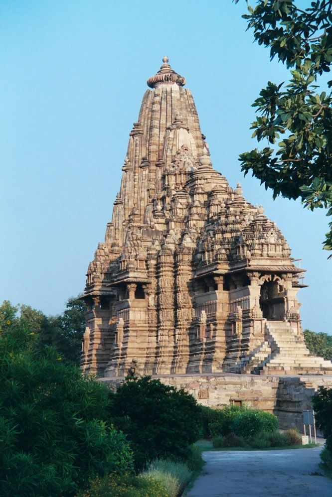 A diagonal view of Mahadeva, emphasizing the climb to the summit, which represents Mt. Kailash, Shiva's home. Mahadeva, or Maheshvara, is li