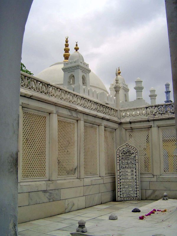 Auraugzeb died in 1707, at 89. The Alamgir-Nama explains that, "According to the will of the deceased king, his mortal remains were deposite