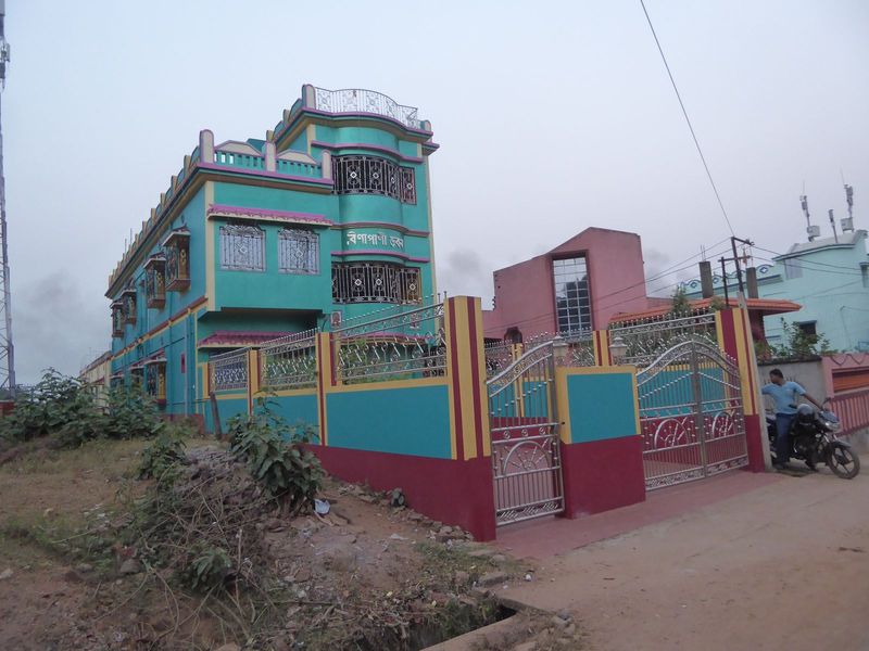 People with money in Bishnupur build like this today.