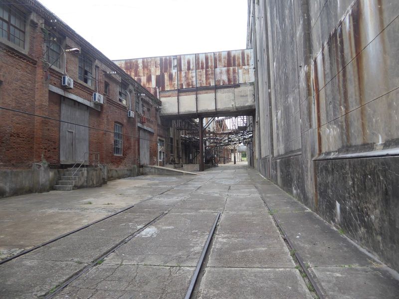 Here's the view between the frigorico and the office building. The rails linked the frigorifico to the dock, which is behind the camera. Liv