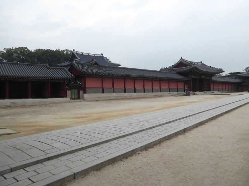 Curiously, this palace is not cardinally oriented. Instead, the approach lies on an axis perpendicular to the line from the final gate, Injo