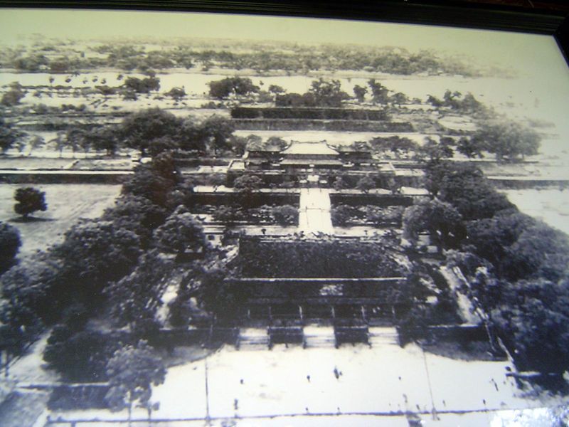 An air photo looking south over the Hall of Supreme Harmony, the Trung Dao Bridge, the Moon Gate, the Flagpole bastion, and the Song Hong or