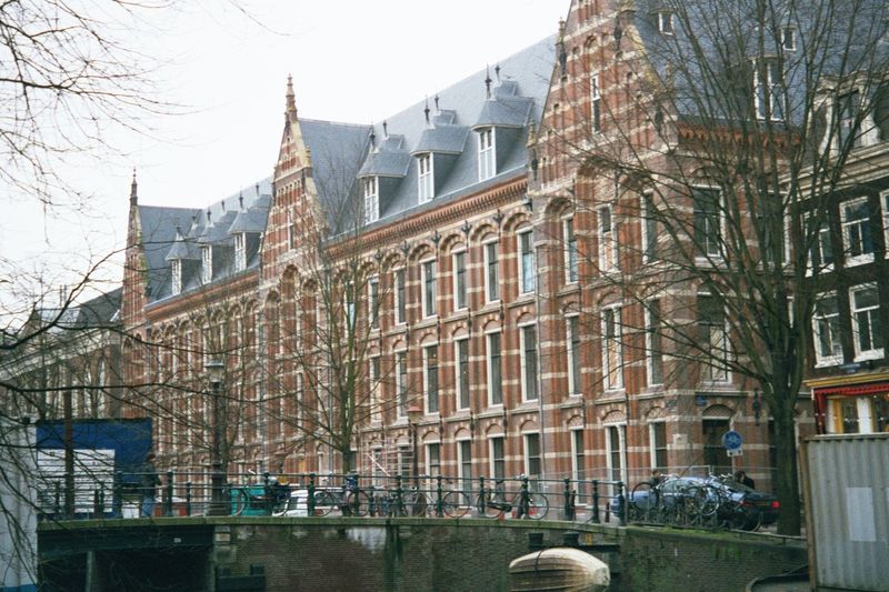 Here: the Headquarters of the Dutch East Indies Company, in its own way and day a bit like the Pentagon. Case in point: a Dutch administrato