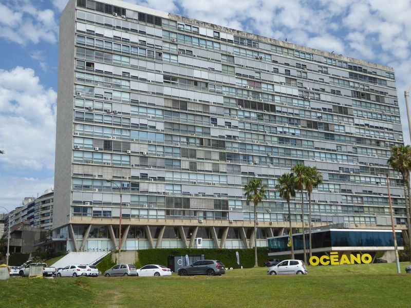 Deelightful! Here's the Edificio Panamericano from 1958 and by the same Ra l Sichero Bouret who built the very similar office tower flanking
