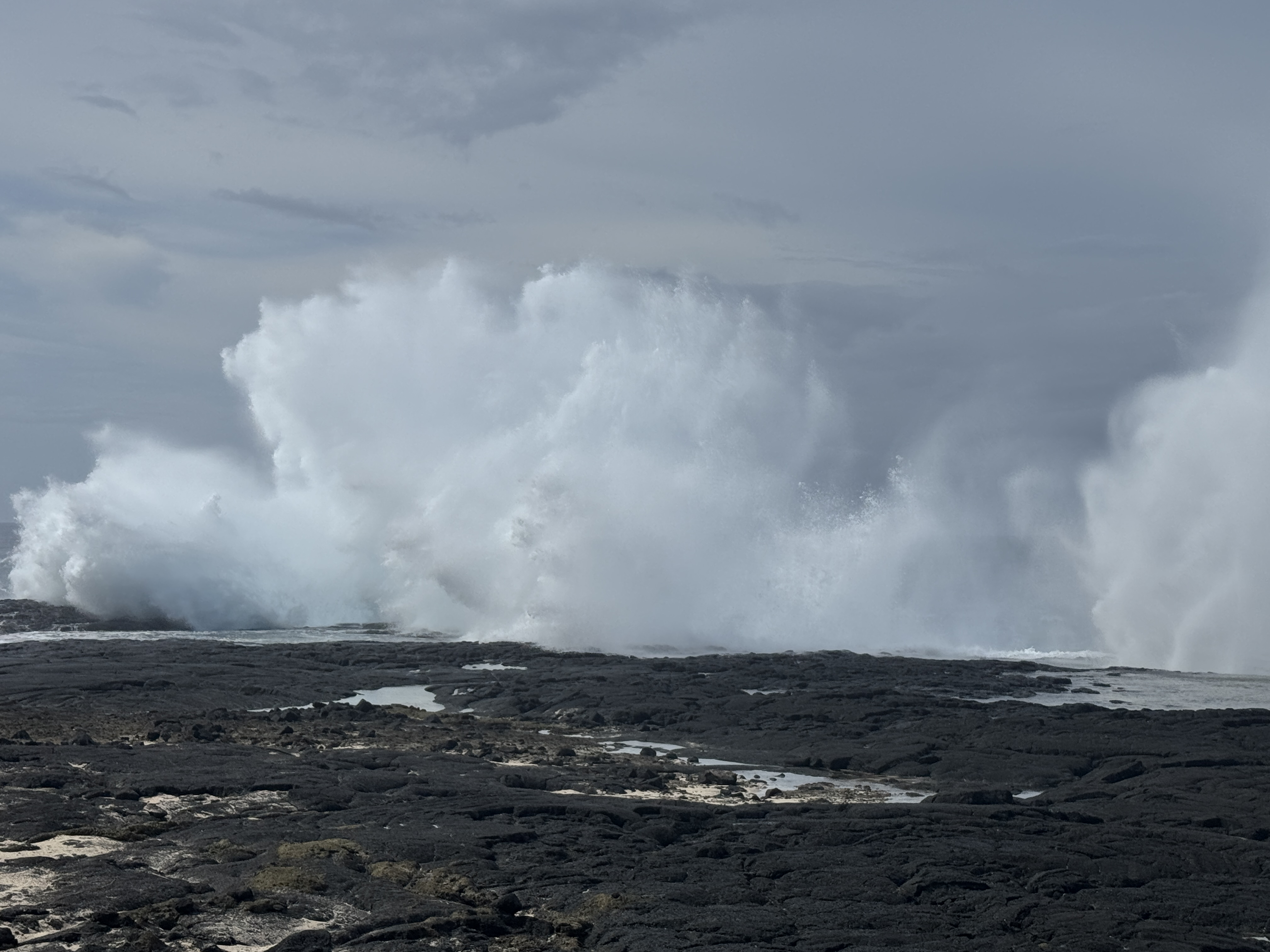 The approach is easy here.  We're still on the south coast but at Alofaaga, the island's biggest attraction.