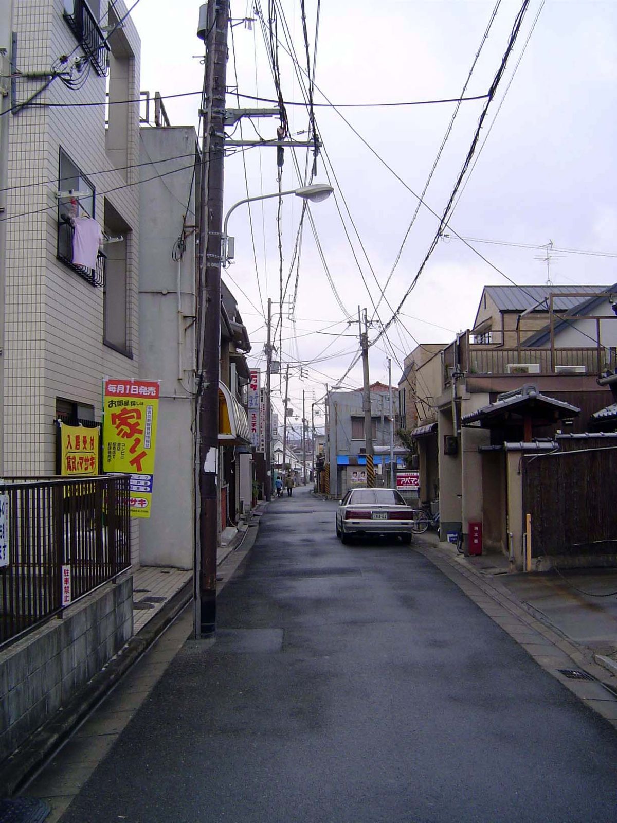 The sign on the left makes a pitch to potential buyers: Good house for sale!