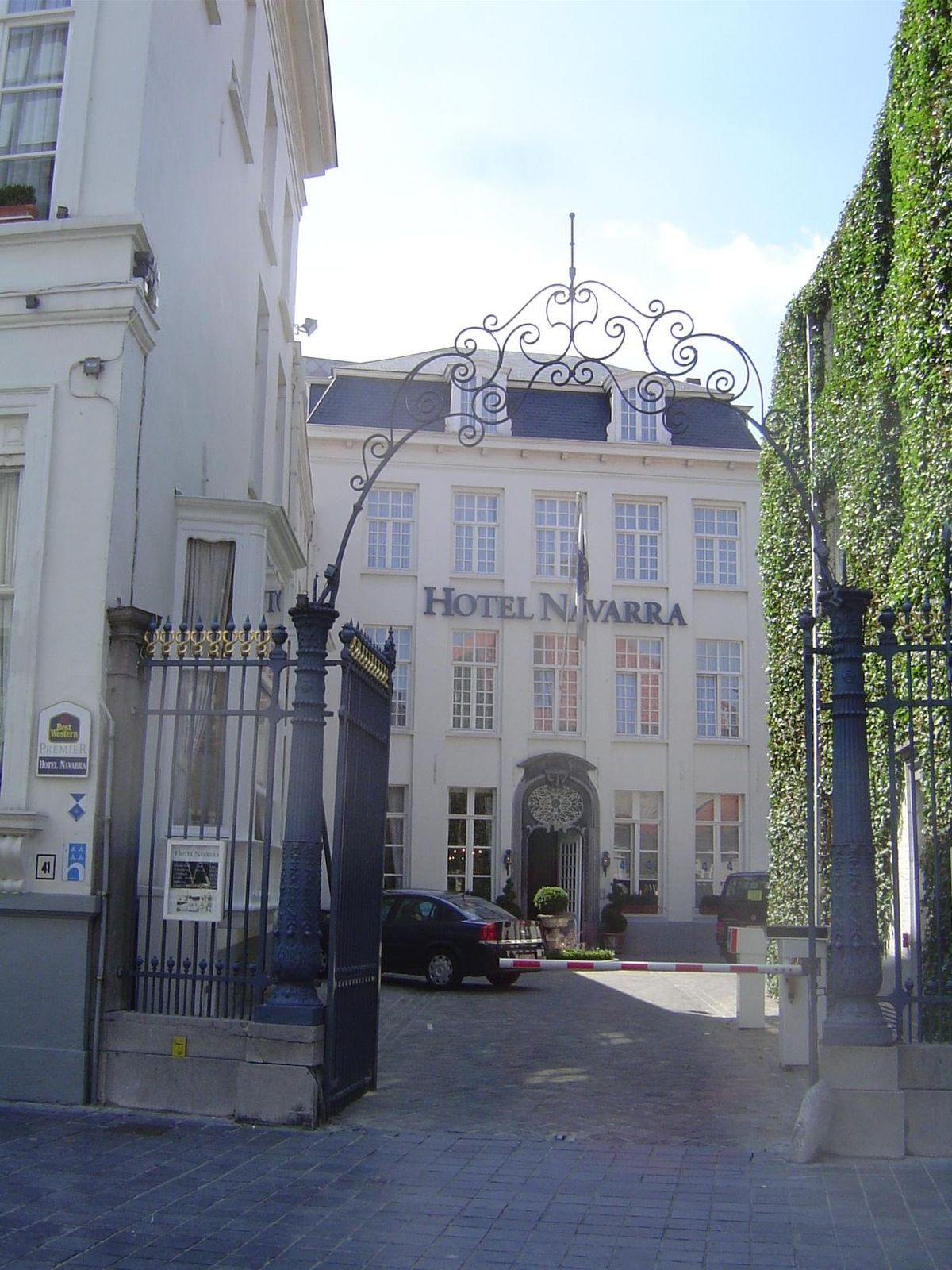 A Best Western hotel marks the Eiermarkt, where during the 16th century merchants from Navarre supplied wool to local weavers. It was an ind