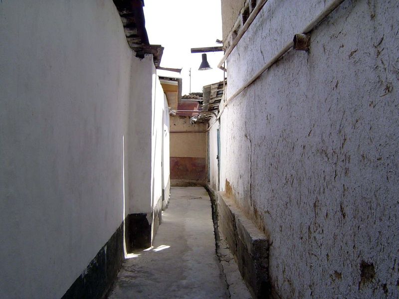 The neighborhood is full of branching, blind alleys.