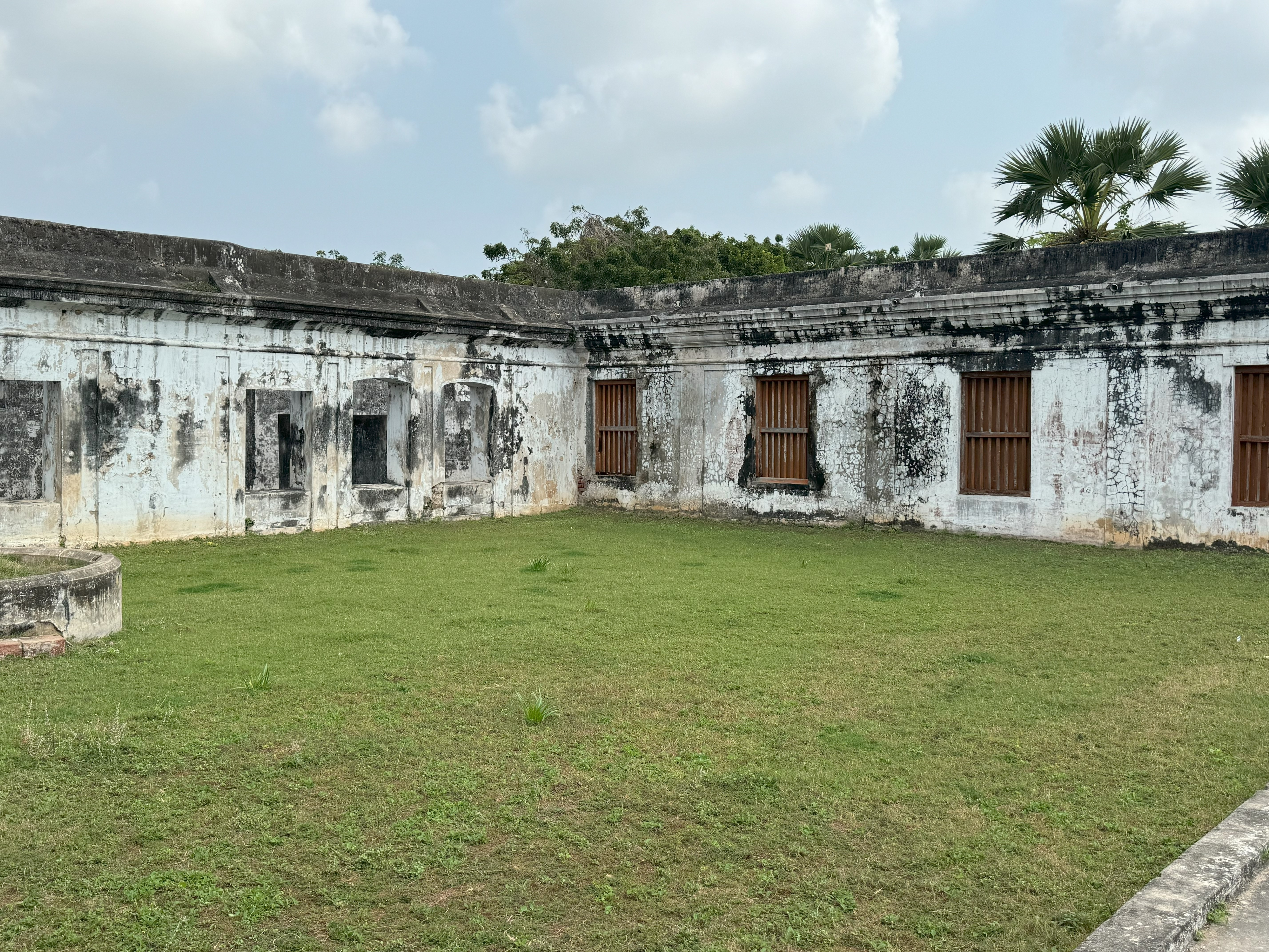 The British mostly stayed at Bandar Fort, a couple of miles from town.  The walls survive but not the roofs.