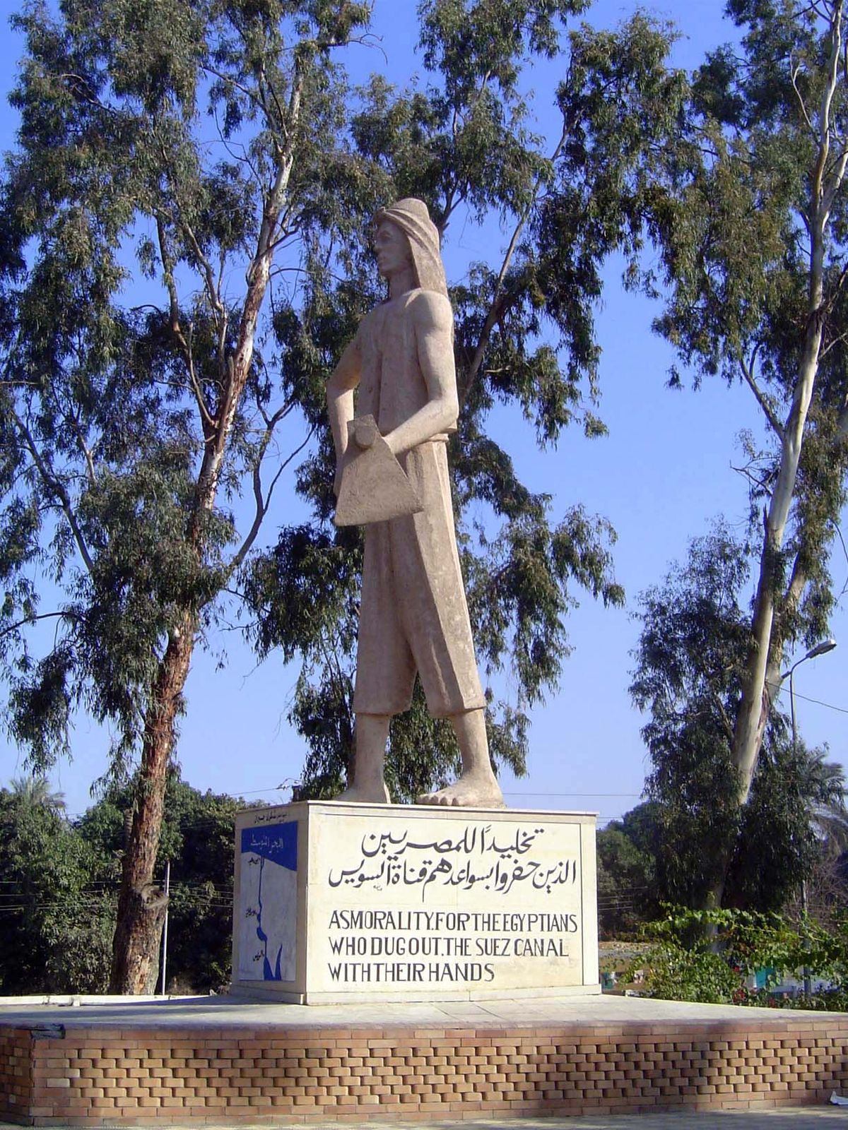 Entering Ismailia, with a monument to the men with hoes.