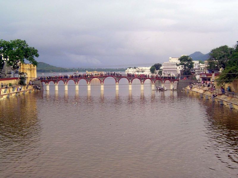 Turning 90 degrees to the right: Swaroop Sagar, the channel leading to Fateh Sagar, a 19th century lake. The Lake Palace is in the backgroun