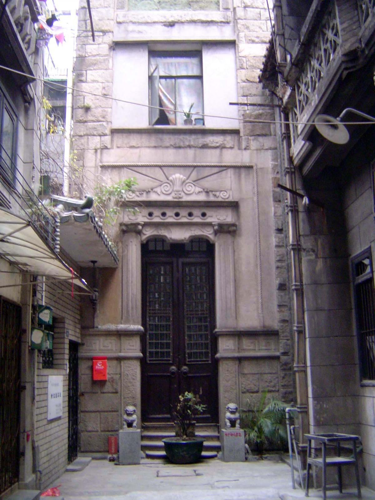 This alley dead-ends against a former mansion, guarded by small but pugnacious lions.