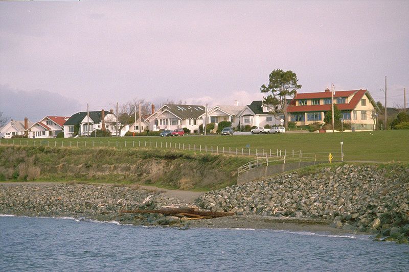 Panning right: a line of houses has waterfront views, but Beach Drive runs between the houses and the public space. "Socialists!"