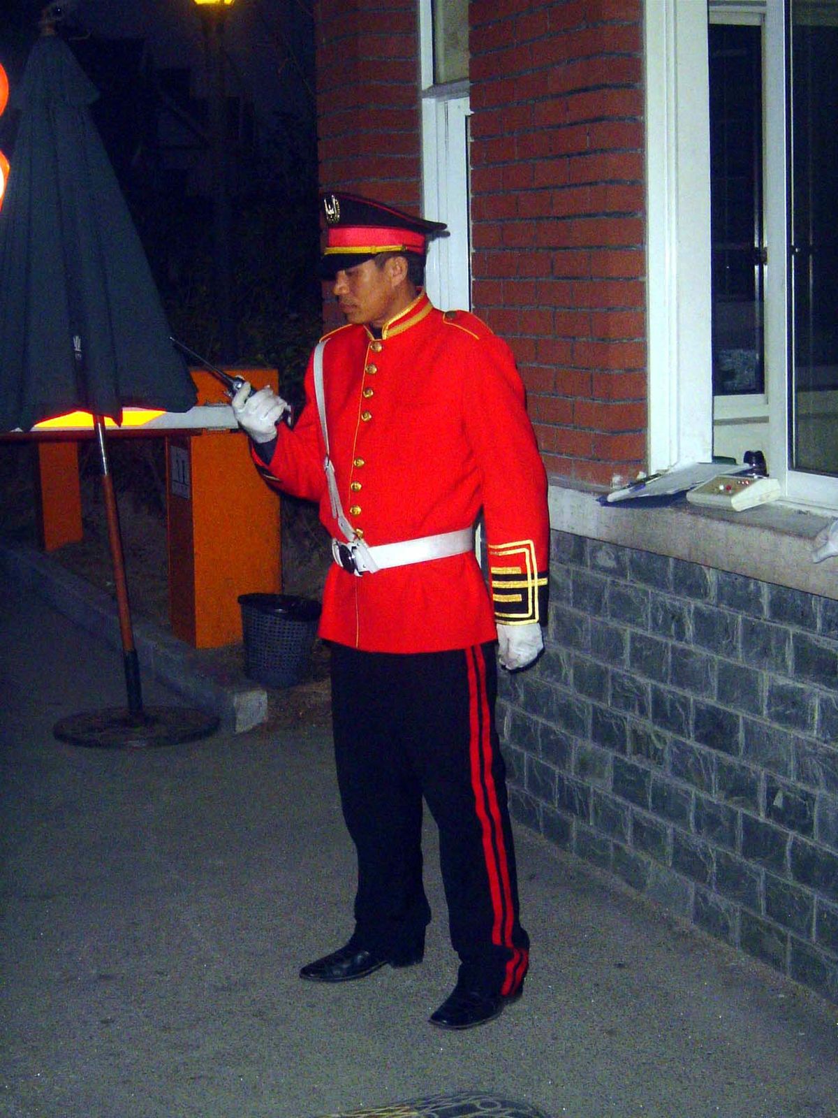 A guard in the Chinese equivalent of Beefeater Red.