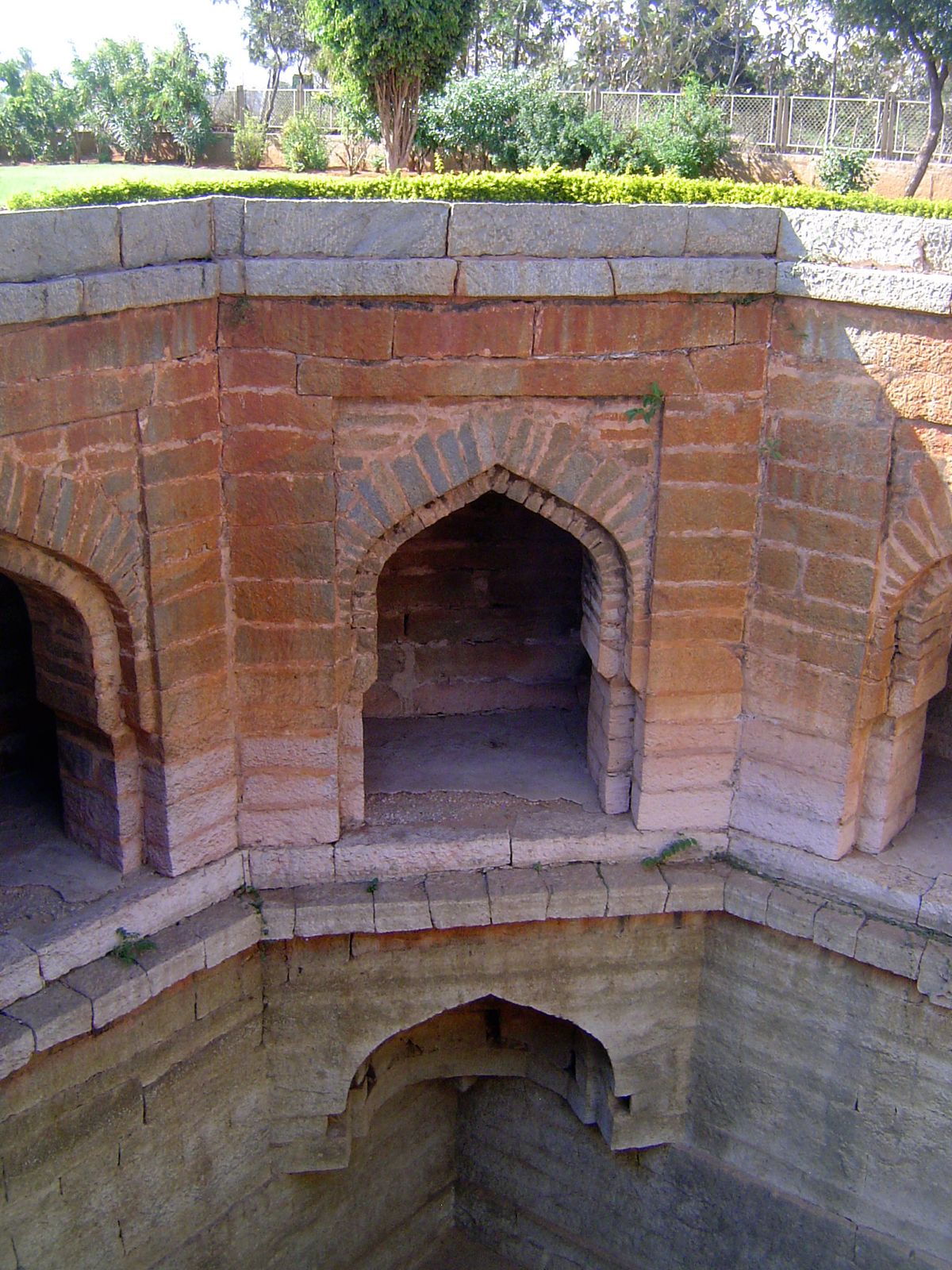 This is near the village of Malapanagudi and on the road between Hospet and Hampi. The well is deep.