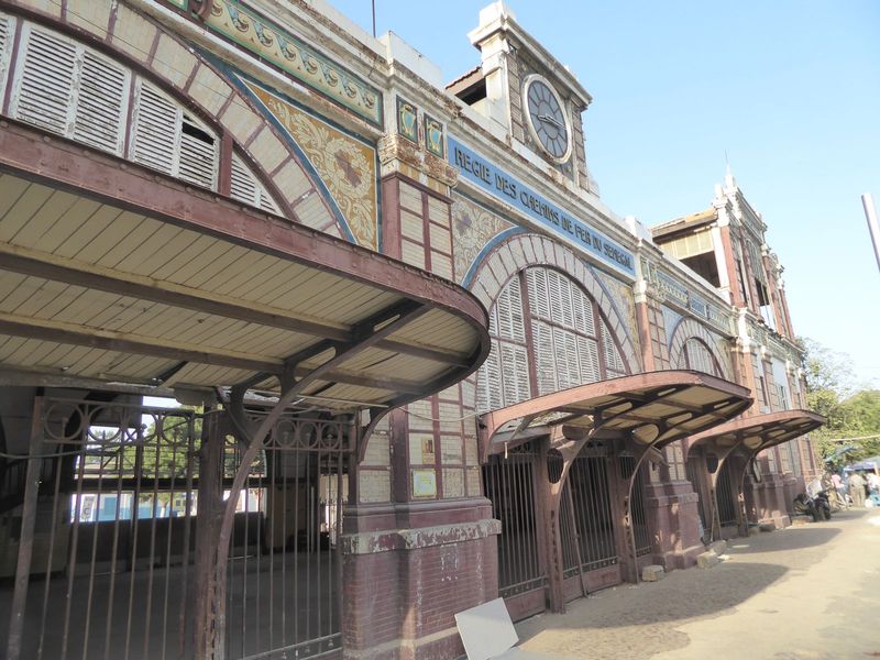 Rail service to Saint-Louis began in 1884; this station opened quite a bit later, in 1912. By 1940 trains ran to Saint-Louis daily. Track by