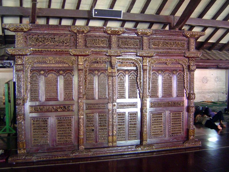 A screen in front of the mihrab.