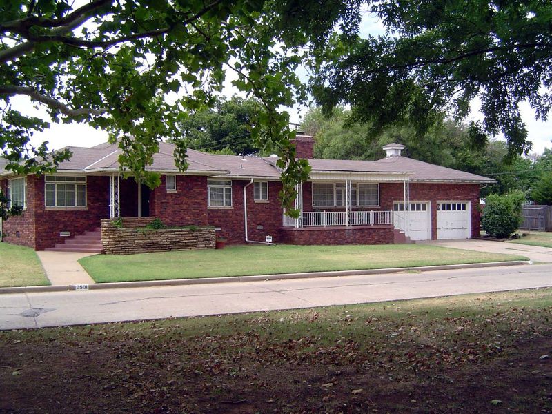 Another boulevard-front home, this time at 3501 Venice. It's only 200 square feet larger than the Warr Better Built house a few pictures bac