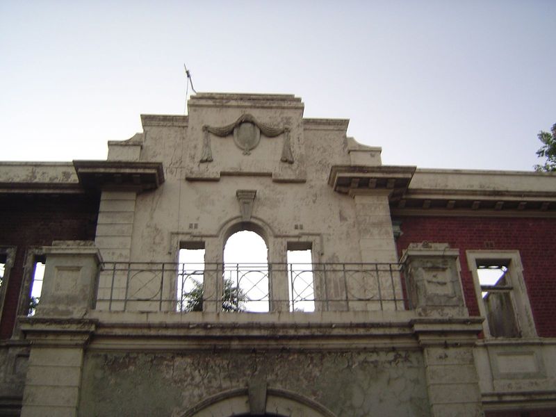 It's a different story for the old headquarters building of the railway company. A fire removed the roof.
