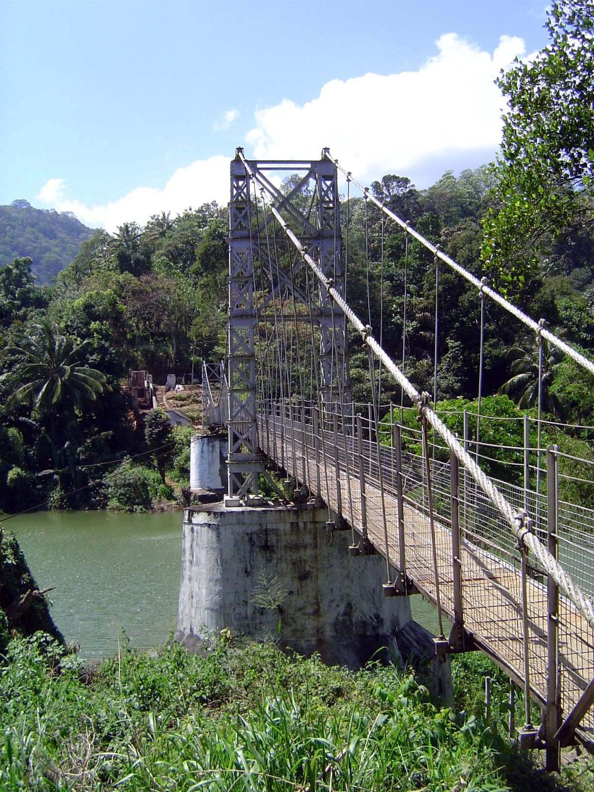 The British bridged the Mahaweli Ganga in 1833 with a famous and elegant sandalwood-timber arch that was replaced in 1905 by an iron bridge.