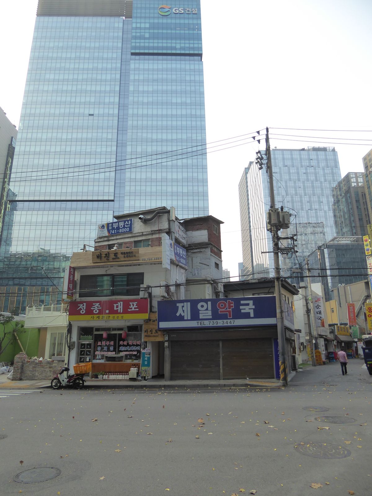 A juxtaposition of the industrial city in its low- and high-rise forms. That's the Gran Seoul office building, from 2013. Like it? Of course