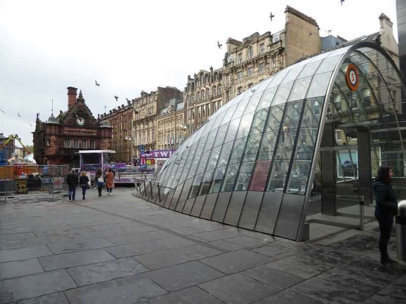 We've come another 400 meters and are approching the river. The emergent submarine is the entrance to the St. Enoch Square subway station. C