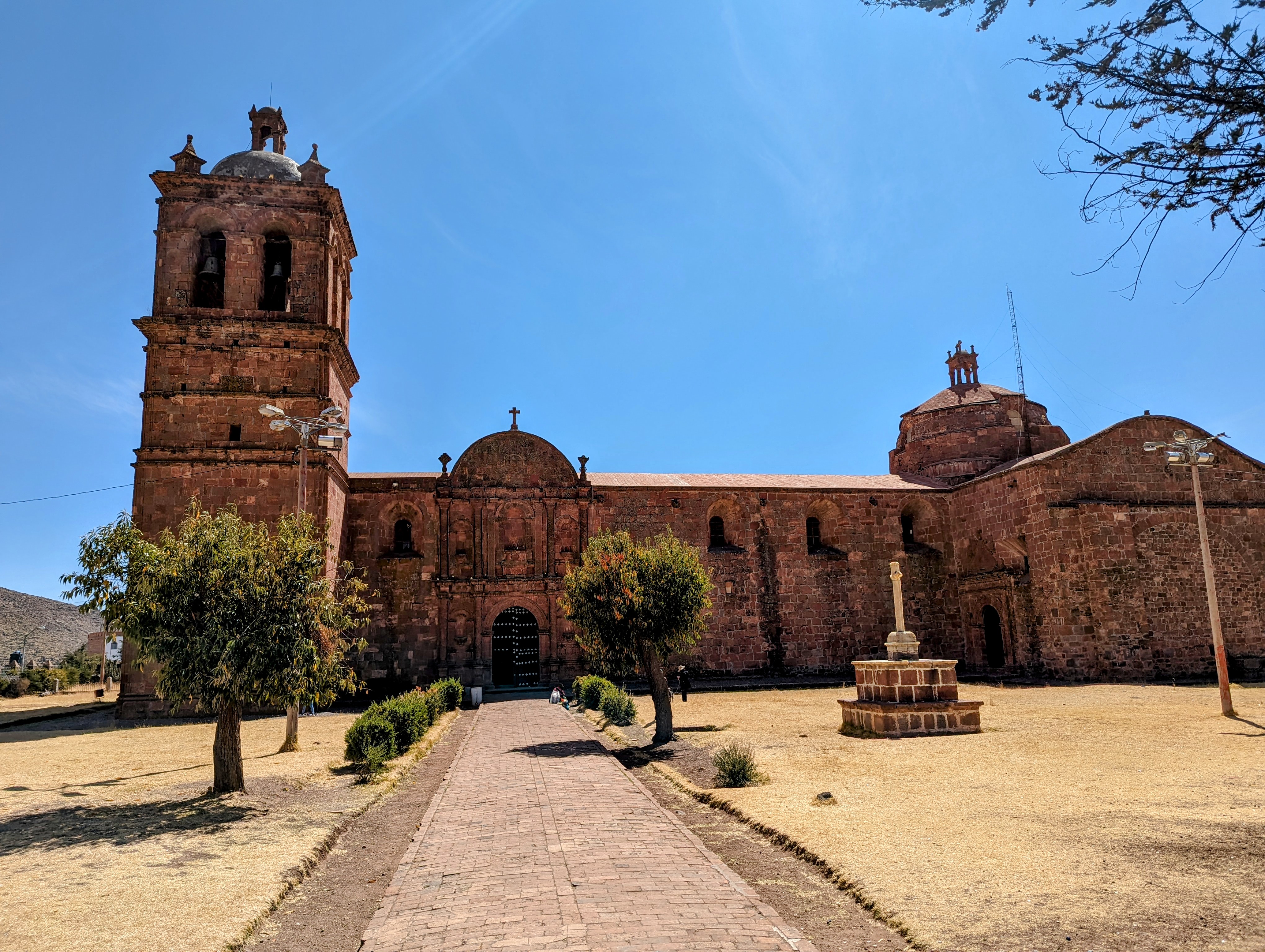 The town's visitor magnet is the Santiago Ap stol Church, from the early 1700s.