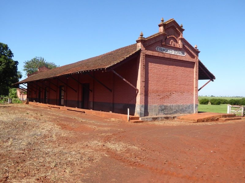 We can go about 15 miles northwest of the campus, to a point between Sertãozinho and Pontal where there's a railway station named for Schmid
