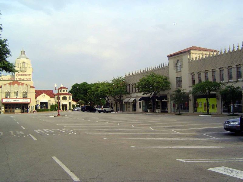 But we've gotten ahead of ourselves and have to back up to Highland Park Shopping Village. Don't be misled by the empty parking lot; we're j