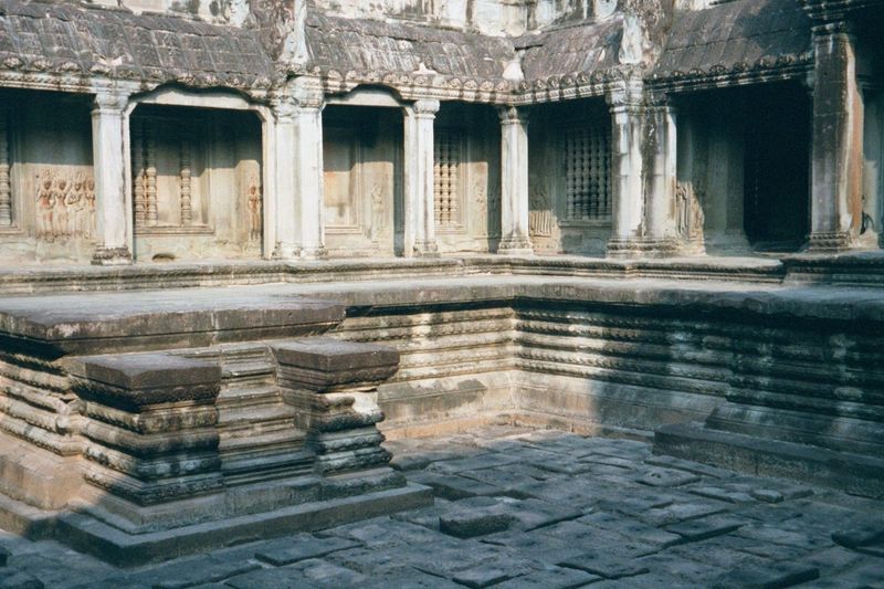 The first level is mostly grass, but between the two "libraries," and on the main ceremonial axis there is a set of four enclosures and, bet