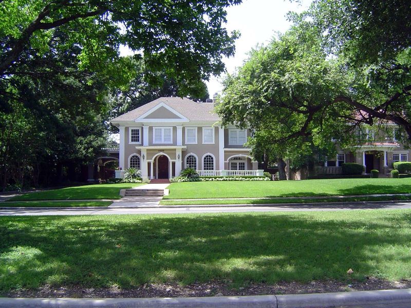 After a long decline after World War II, the houses are once again in very fine condition, helped by the designation of the neighborhood as 
