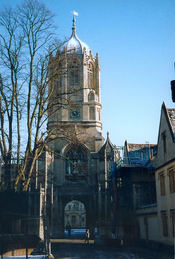 South from the town hall and just past Blue Boar Street: Tom Tower marks the entrance to Christ Church's quadrangle. The top is by Wren 1682