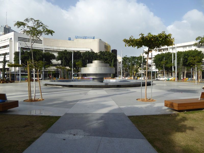 Dizengoff Square, a mile to the north, was created in the 1930s to a design by Patrick Geddes. It's been modified a lot, particularly with a
