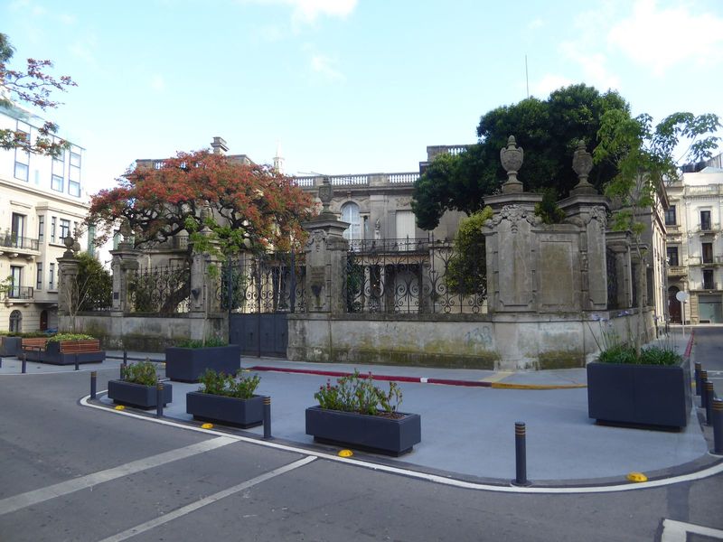 This is the Palacio Taranco, which faces the square and looks official but isn't. It was built between 1907 and 1910 as the residence of thr