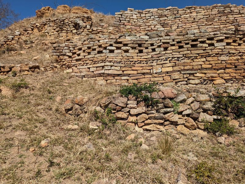 Here's an unrepaired part of the wall in ruins on the left; I don't know if the part on the right has been rebuilt or simply has not fallen 