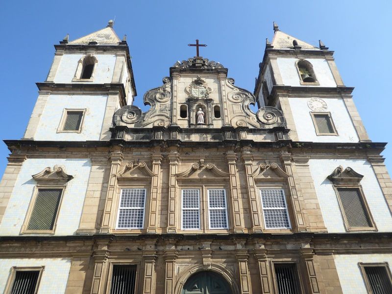 One historian writes of the "sober classicism of that period, with its severity of rectilinear surfaces in the mathematically marked windows