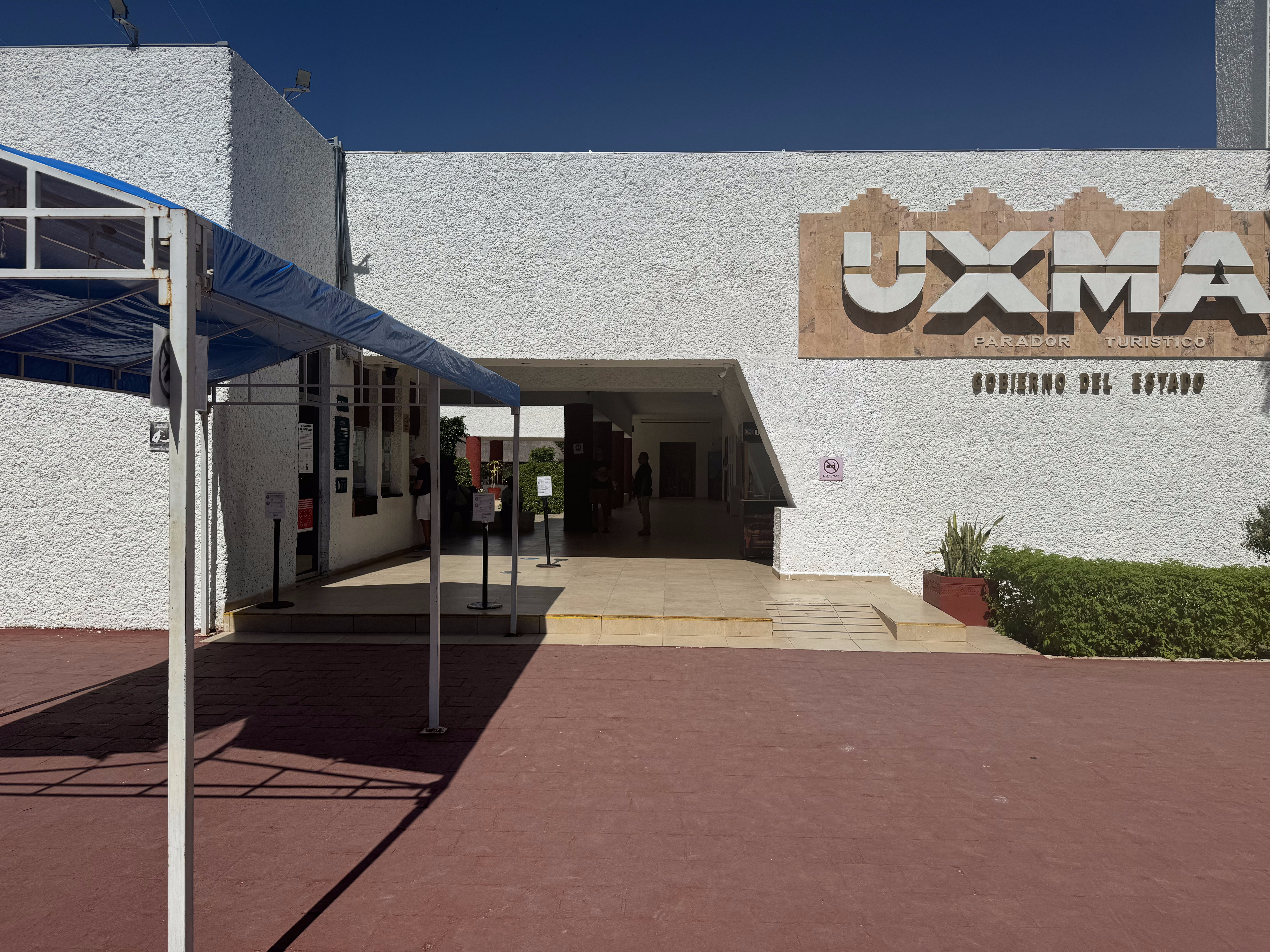 Allergic as I am to crowds, Uxmal is on the way to Xpuhil, and though time was short, short, short, it seemed stupid to just drive by.  I wa