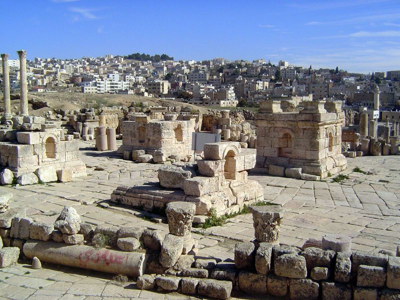 The four blocks mark the intersection of the cardo, crossing from upper-left to lower-right with one of two decumani crossing it at a right 