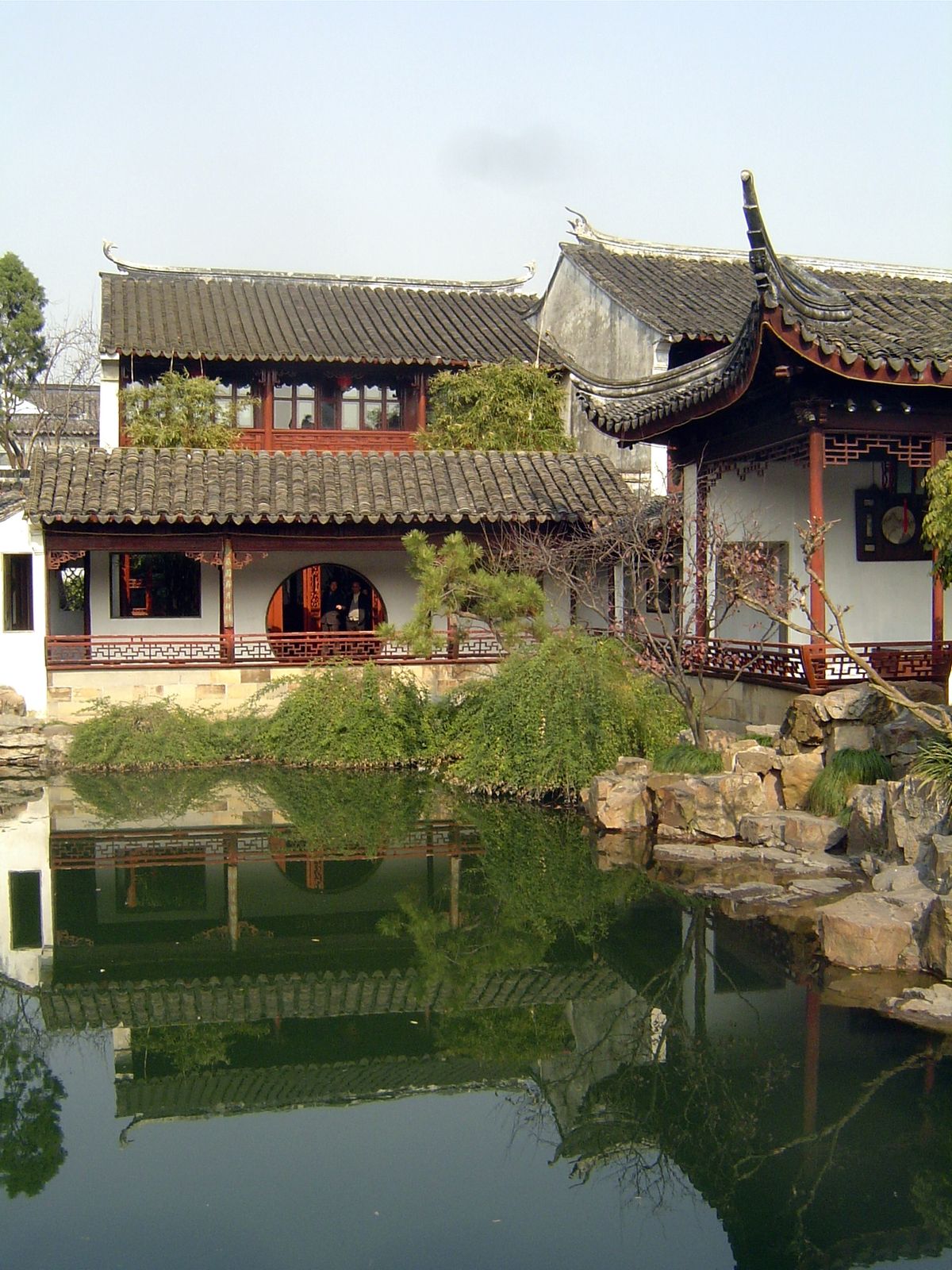 It's a small place, built in 1440 but rebuilt in 1770 and again in the 1940s. It's a maze of courtyards, pavilions, and varying contrasts be