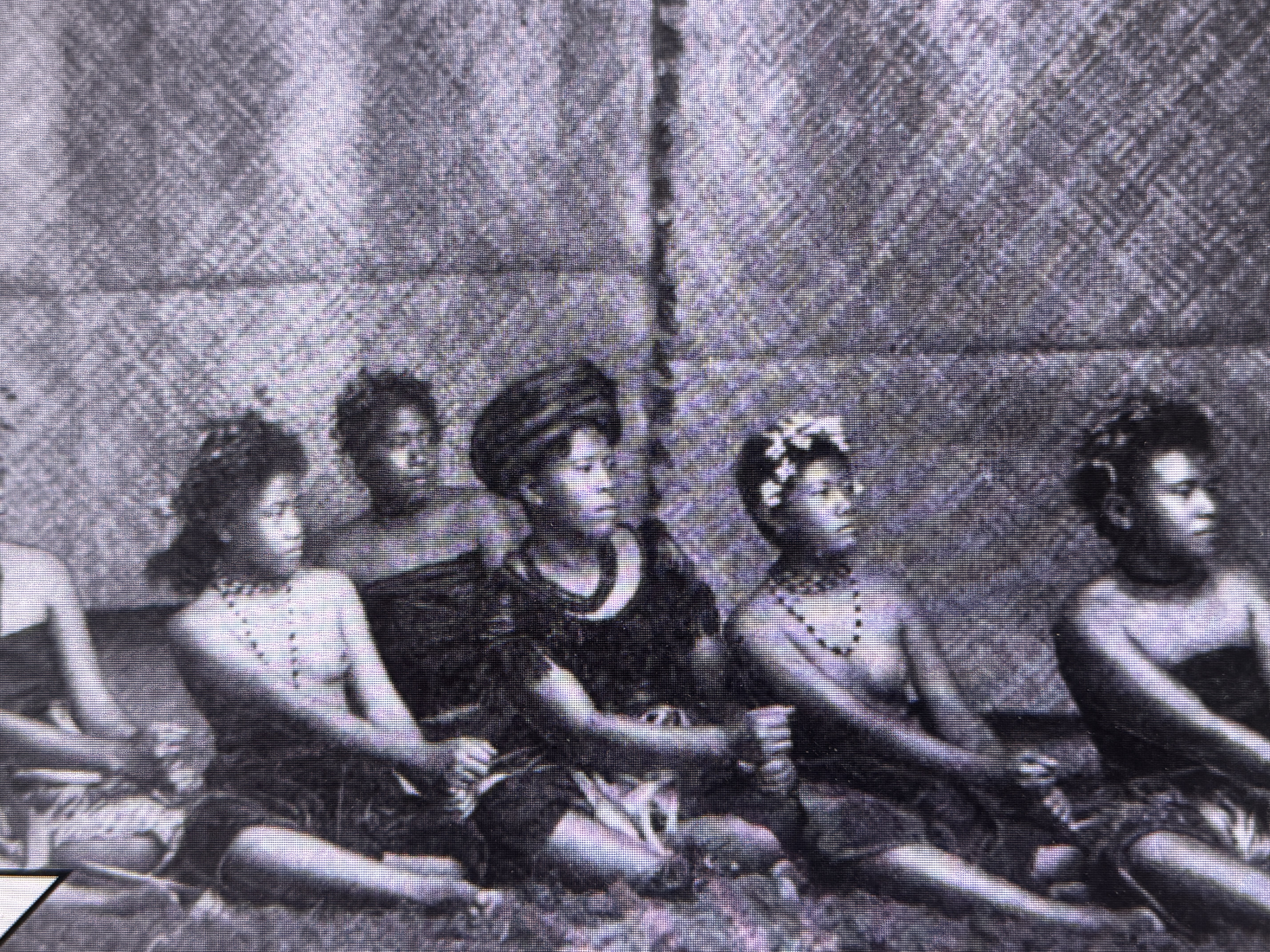 A photo if you don't trust paintings.

F. Reinecke, Samoa, 1902, p. 173.