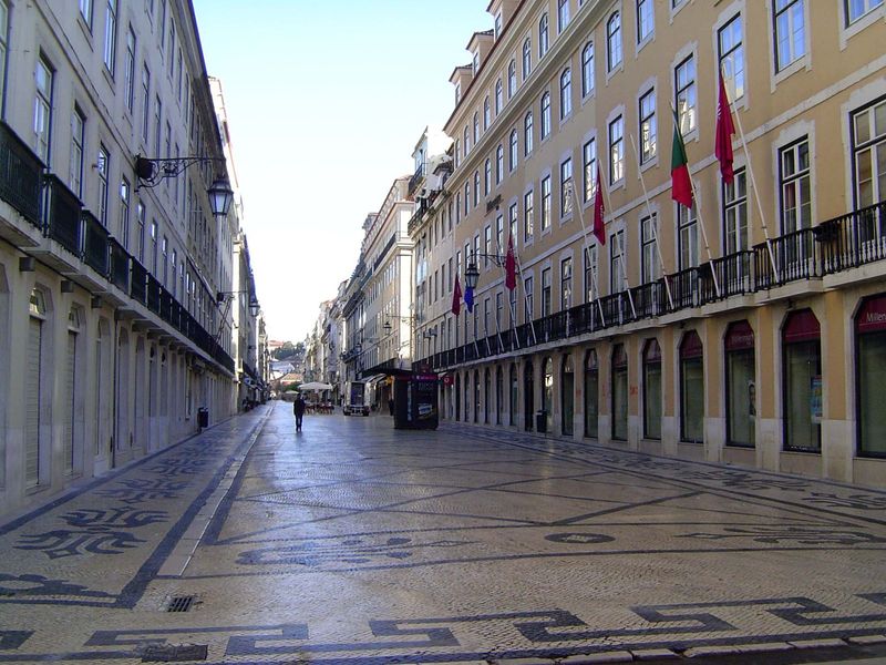 On the other side of the triumphal arch, the Rua Augusta is the main axis of the street grid that was laid out in the aftermath of the earth