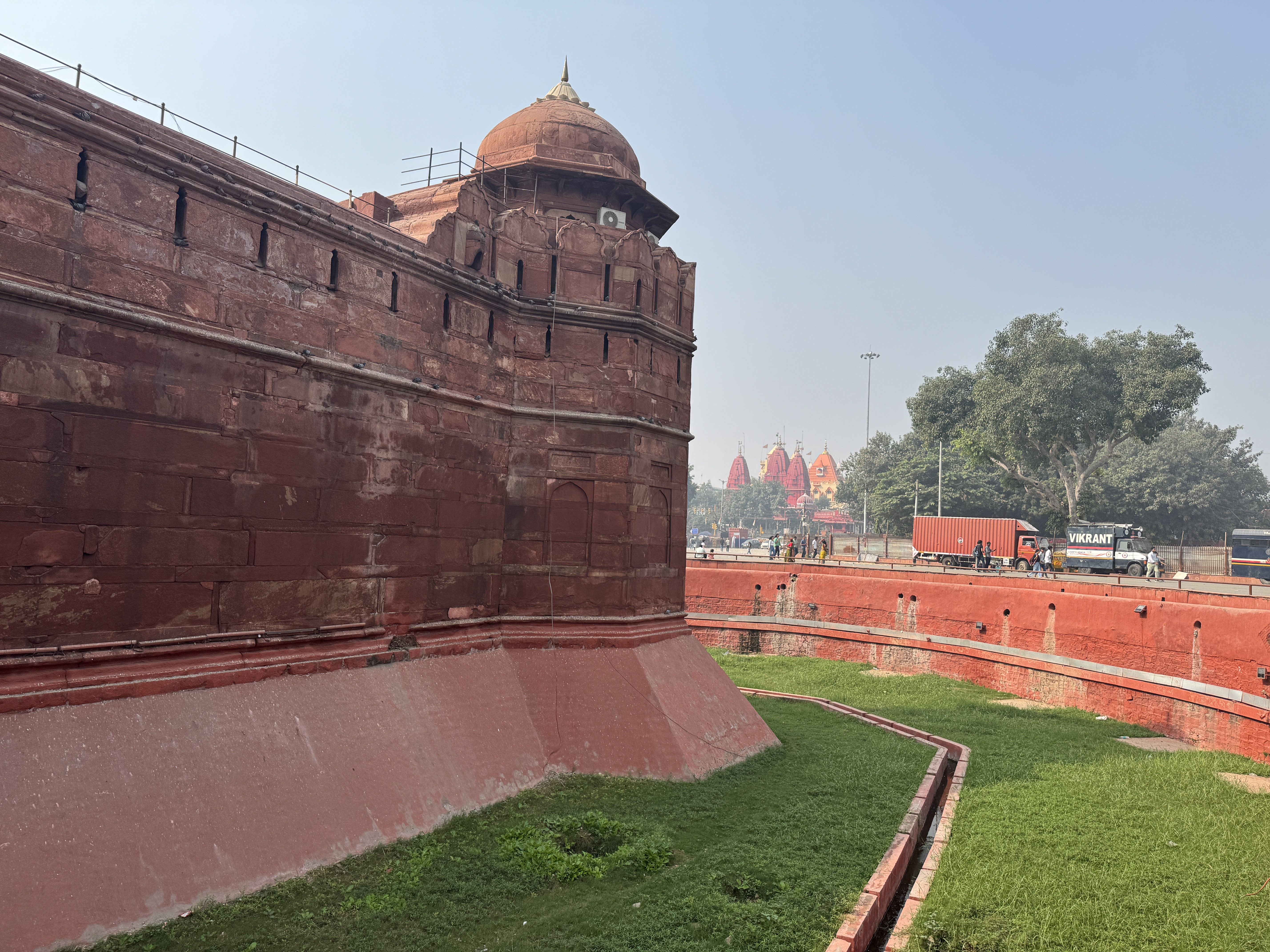 The moat was flooded until the 1857 Rebellion or Mutiny, depending on who's talking.  The last Mughal, Bahadur Shah Zafar, was exiled to Ran